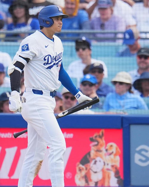 ドジャース対ジャイアンツ　8回裏ドジャース無死、空振りの三振に倒れ、ベンチに戻る大谷(撮影･菅敏)