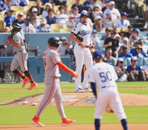 ドジャース対ジャイアンツ　8回表ジャイアンツ1死満塁、アダメズ(後方左)に押し出しの四球を許し、マウンドで浮かない表情を見せるトライネン(撮影･菅敏)