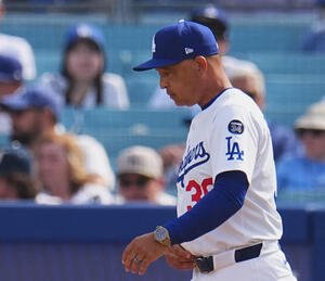 ドジャース対ジャイアンツ　8回表ジャイアンツ2死二、三塁、交代を告げにマウンドに向かうロバーツ監督(撮影･菅敏)