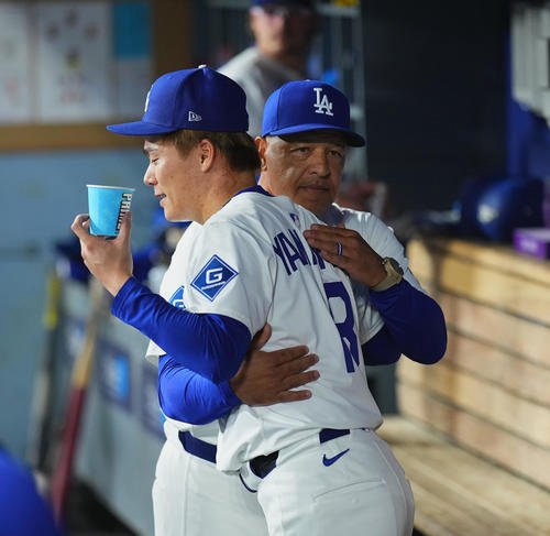 9月18日のドジャース対ジャイアンツ　6回途中、1安打無失点で降板し、ロバーツ監督(右)にハグされる山本(撮影･菅敏)