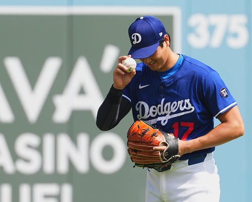 ドジャース対ジャイアンツ　試合前、同僚にあいさつするドジャース大谷(撮影･菅敏)