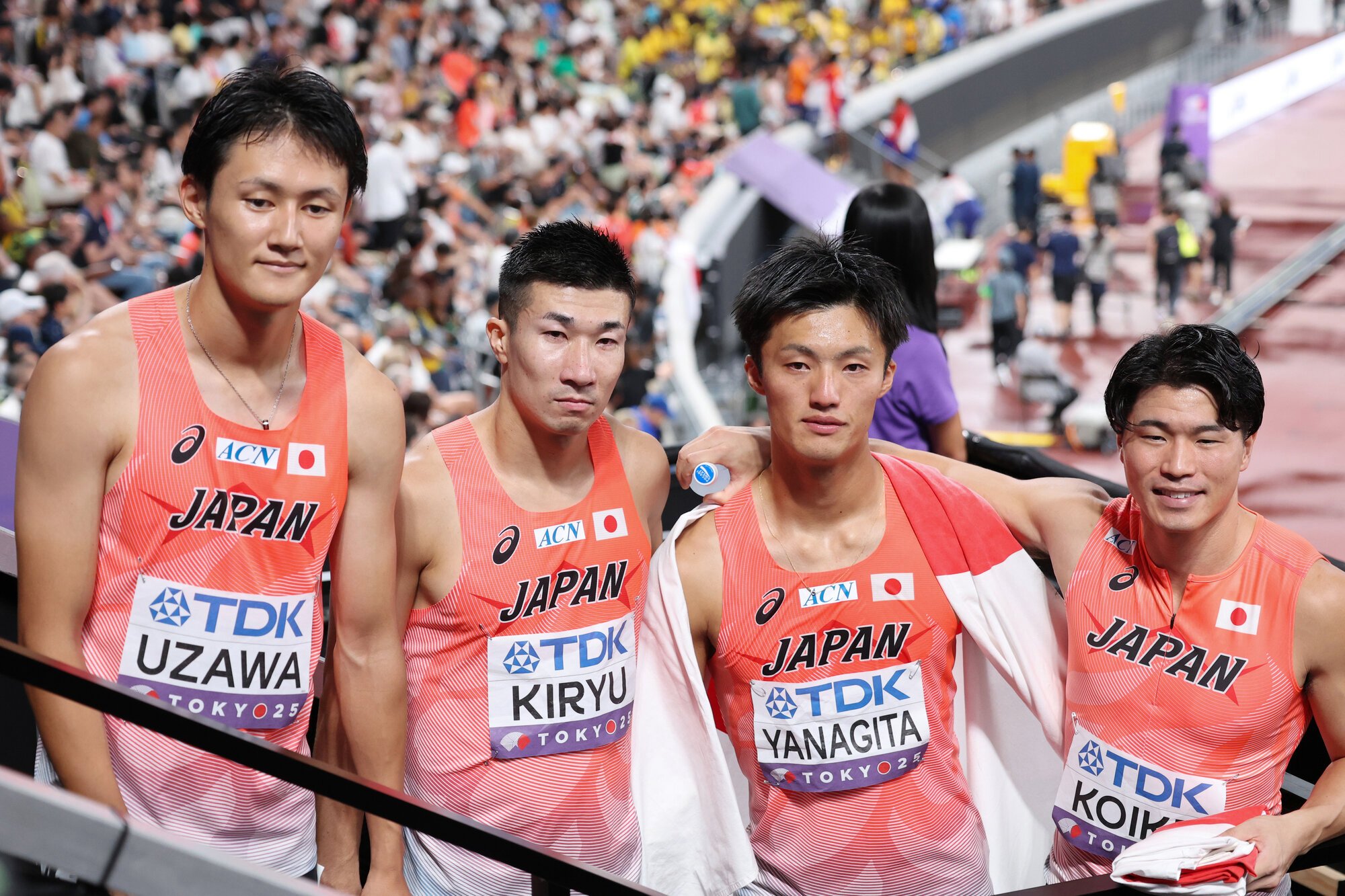 男子400メートルリレー決勝を終えた日本代表の選手たち。(左から)鵜沢飛羽、桐生祥秀、柳田大輝、小池祐貴=友永翔大撮影