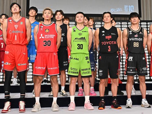 記念撮影する北海道富永(前列中央)ら。前列左から千葉J渡辺、名古屋D今村、1人おいてA東京デーブス海、大阪牧(撮影･滝沢徹郎)