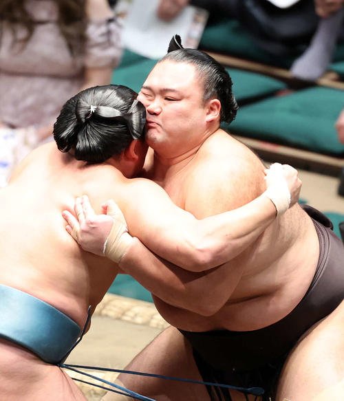 玉正鳳(左)を攻める朝乃山(撮影･鈴木正人)