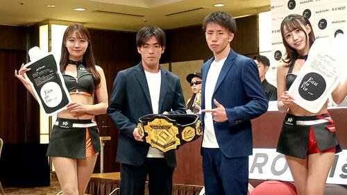 対戦する古木誠也(左から2人目)と内藤凌太(同3人目)。左端はKNOCK OUTガールズの倉町はんな、右端は弓川いち華
