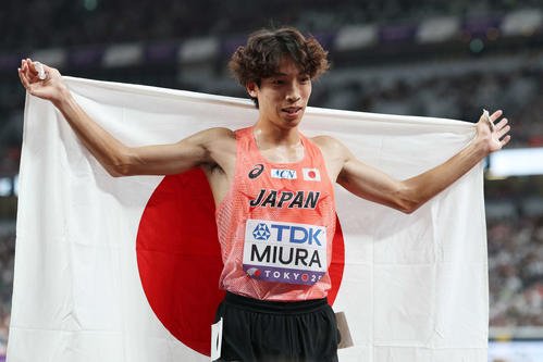 男子3000メートル障害決勝　8位入賞を果たし笑顔の三浦(撮影･宮地輝)