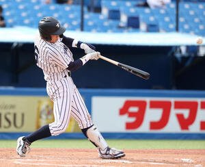 法大対立大　8回裏立大2死二塁、小林隼は左越えに決勝本塁打を放つ(撮影･柴田隆二)　　