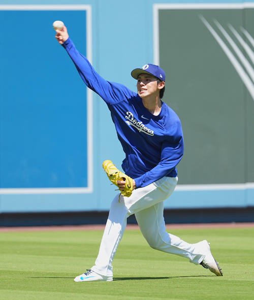 キャッチボールをするドジャース佐々木朗希(2025年8月撮影)