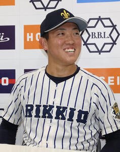 法大対立大　決勝本塁打を打った立大･小林隼は笑顔を見せる(撮影･柴田隆二)　　