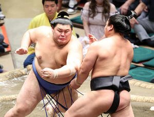 若元春(右)を攻める大の里(撮影･鈴木正人)
