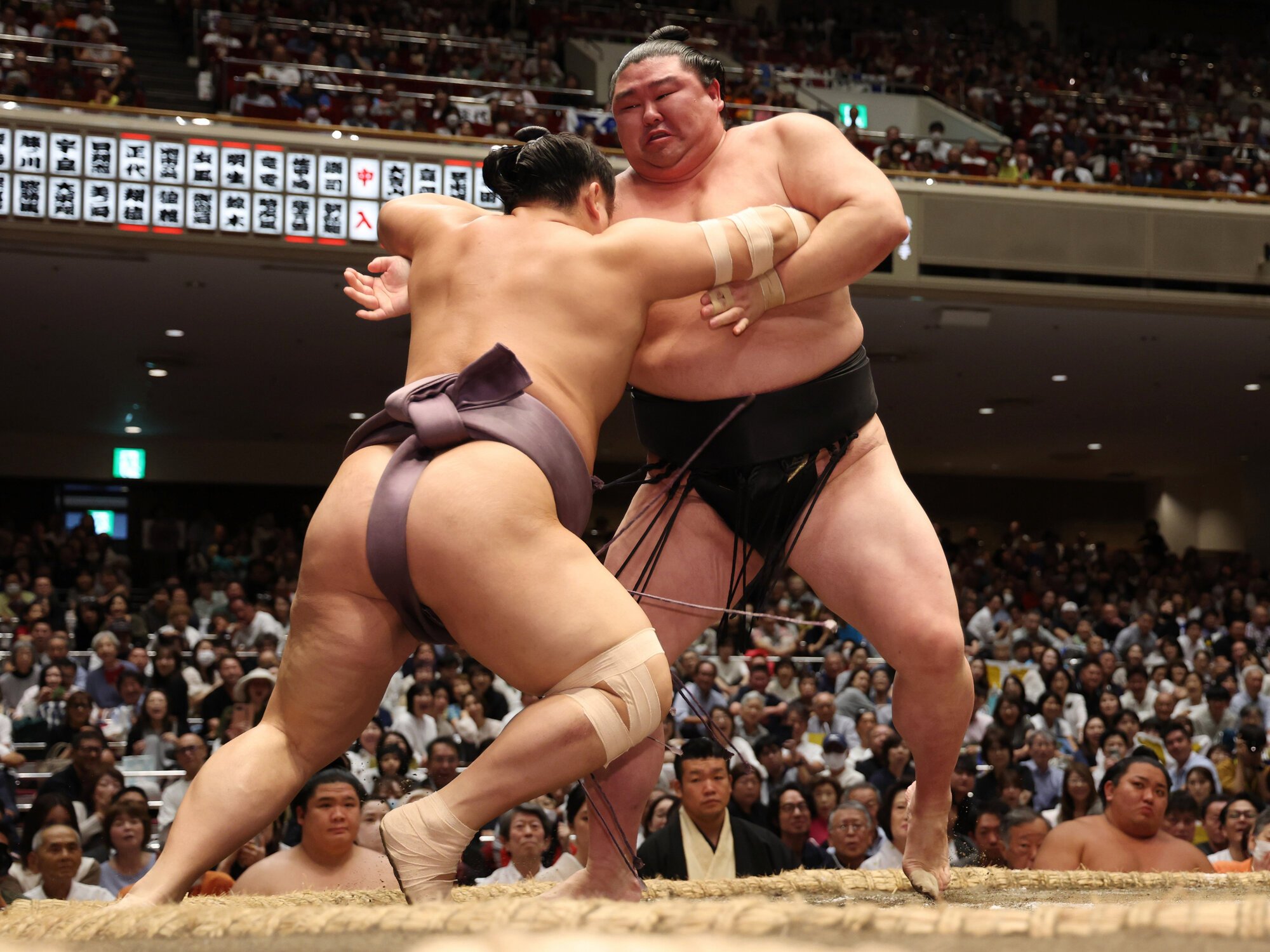 正代(右)は翔猿を押し出しで破る=関田航撮影