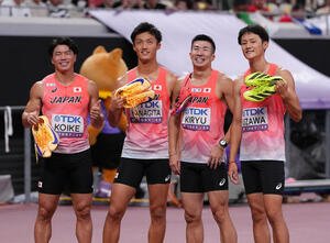 400メートルリレー予選　決勝進出を決め笑顔を見せる、左から小池祐貴、柳田大輝、桐生祥秀、鵜沢飛羽(2025年9月21日撮影)