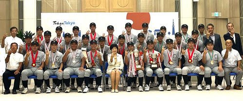 年間3冠を達成した世田谷西シニアは小池百合子都知事(前列中央)を表敬訪問して、指を3本立てる｢3冠｣ポーズで記念撮影を行った(撮影･久我悟)