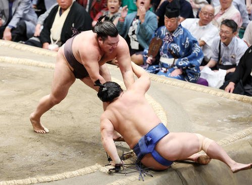 若隆景(右)をすくい投げで破る霧島(撮影･鈴木正人)