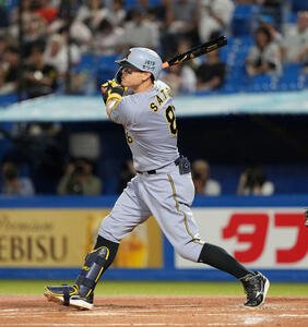 ヤクルト対阪神　2回表阪神無死、左越え本塁打を放つ佐藤輝(撮影･井上学)