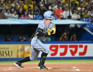 ヤクルト対阪神　2回表阪神無死、佐藤輝は左中間へ先制ソロ本塁打を放つ(撮影･滝沢徹郎)