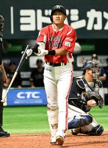 ソフトバンク対オリックス　5回裏ソフトバンク2死一、二塁、柳田(左)は四球を選ぶ(撮影･林敢治)