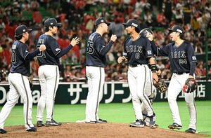 ソフトバンク対オリックス　勝利を収め歓喜するオリックスナイン(撮影･林敢治)