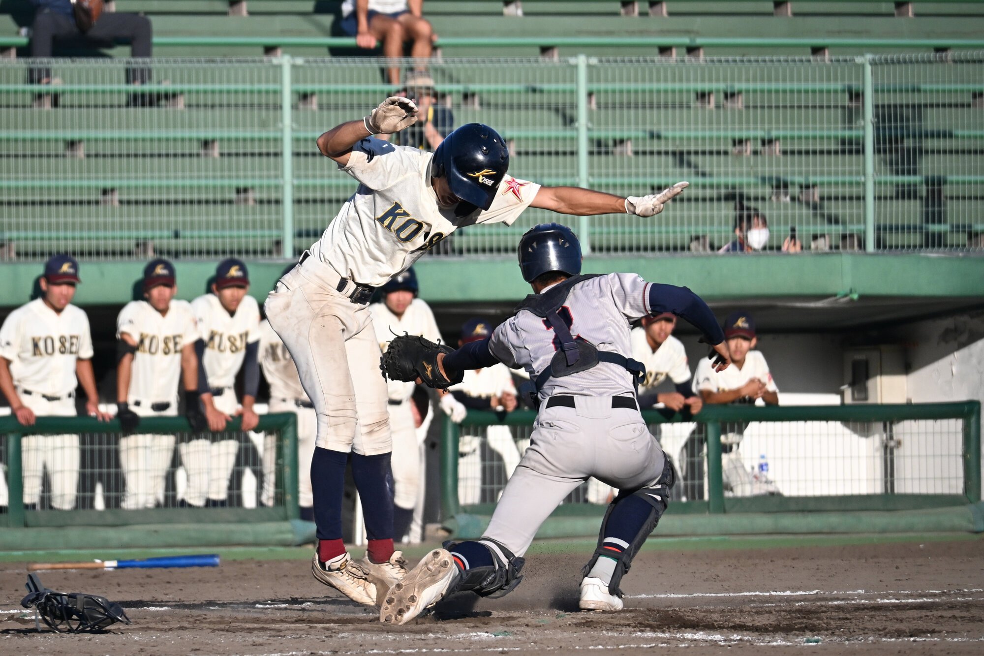 八戸工大一―八戸学院光星　十回、八戸学院光星の三塁走者佐々木は三ゴロで本塁を狙うもタッチアウト=2025年9月22日午後4時22分、県営、小田邦彦撮影