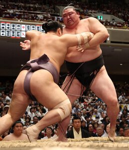正代(右)は翔猿を押し出しで破る＝関田航撮影