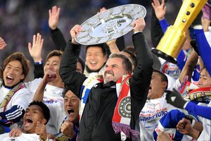 2019年に15年ぶりにJ1を制覇し、優勝シャーレを掲げる横浜マのポステコグルー監督(当時)