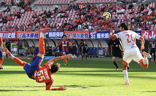 後半終盤に新潟MFマテウス･モラエス(25･左)がボレーを狙う(撮影･小林忠)