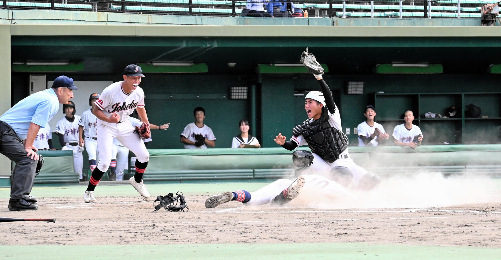 第78回秋季東海地区高校野球岐阜県大会　中津商―岐阜城北　七回、中津商･鷹見の右飛で三塁走者三浦が本塁に突入するもタッチアウト。捕手滝戸=2025年9月23日午前10時7分、ぎふしん長良川、高原敦撮影