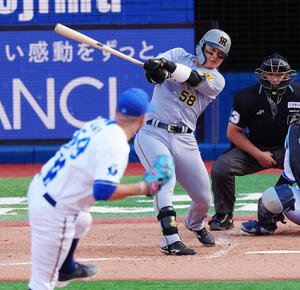 DeNA対阪神　5回表阪神2死満塁、左前に同点適時打を放つ前川(撮影･清水貴仁)