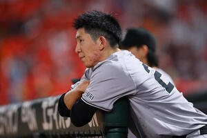 広島対巨人　5回、ベンチから試合を見つめる巨人戸郷(撮影･藤尾明華)