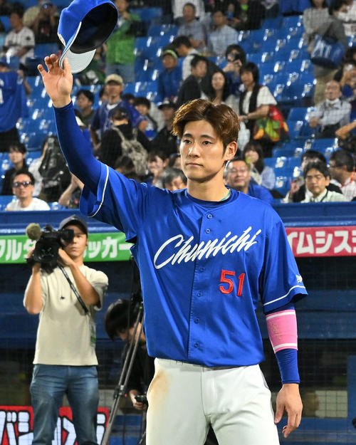 ヤクルト対中日　ヒーローインタビューを終えファンの祝福に応じる中日上林(撮影･滝沢徹郎)