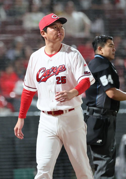 広島対巨人　7回裏終了時、交代を告げる新井監督(撮影･加藤孝規)