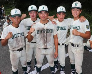 秋季兵庫大会3回戦　明石商対報徳学園　報徳学園･山田瑛太主将(2年)を先頭にチャレンジャー精神で臨むナイン。写真左から2年生の丸尾泰毅、大路来輝、主将、藤本碧空(そら)と1年生の谷口哲聖(撮影･中島麗)