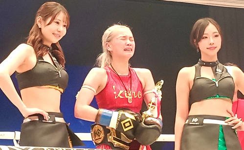 自分でも納得のいく試合ができず、初戴冠にもかかわらず号泣したKiho(中央)