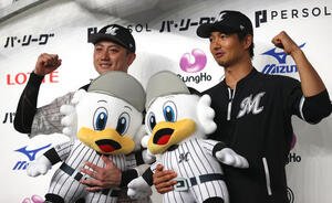ロッテ対西武　お立ち台でガッツポーズする植田(左)と唐川(撮影･水谷安孝)