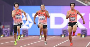 100メートルのエキシビションレースで力走するデフ陸上の選手たち＝藤原伸雄撮影