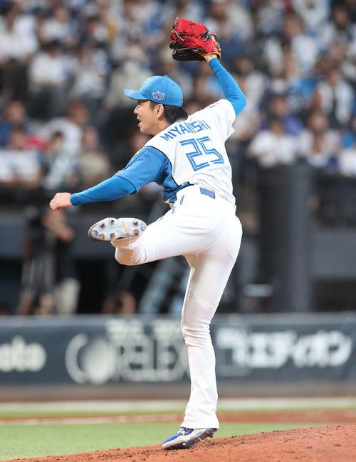 日本ハム対楽天　5回表、900試合登板を達成した宮西(撮影･黒川智章)