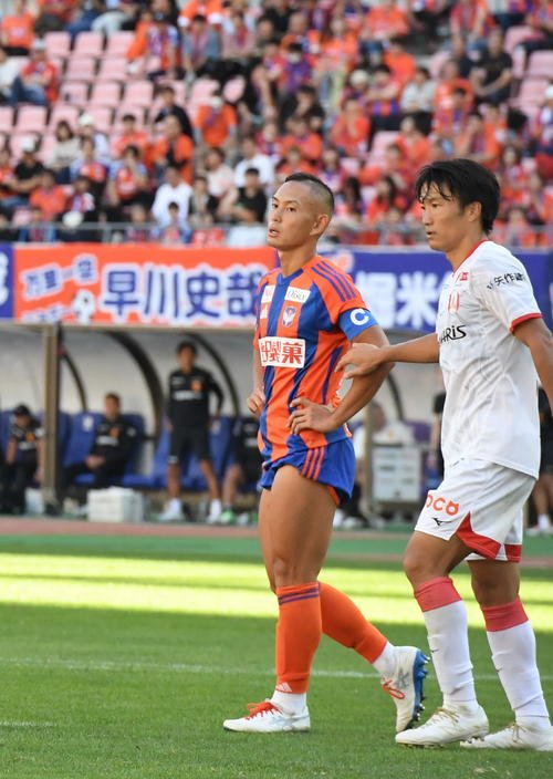 名古屋戦の後半、セットプレーで攻め上がる新潟･早川(左)(撮影･小林忠)
