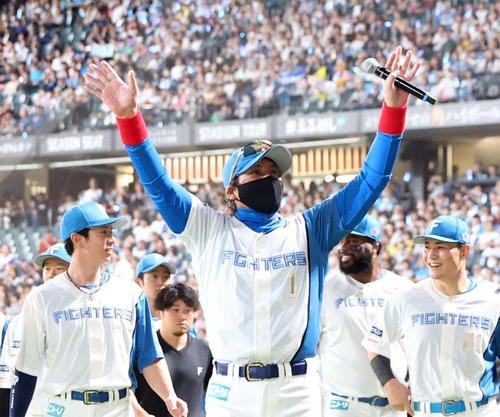 日本ハム対楽天　ホーム最終戦セレモニーでスタンドに手を振る新庄監督(撮影･黒川智章)