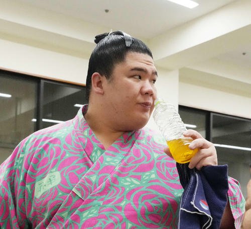 支度部屋を引き揚げる宇良(2025年9月23日撮影)