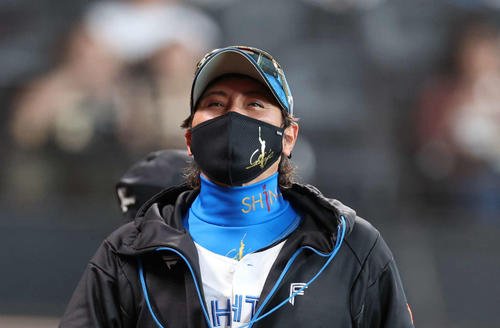 日本ハム対楽天　選手交代を告げ引き揚げる新庄監督(撮影･黒川智章)