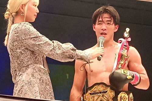 2階級制覇を達成しインタビューを受ける古木誠也