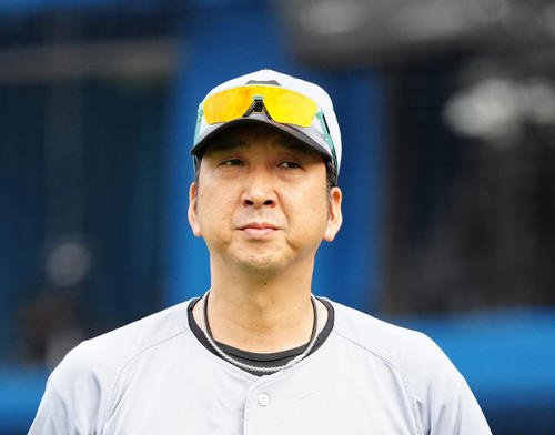 DeNA対阪神　6回裏開始前、選手交代を告げた阪神藤川監督(撮影･江口和貴)