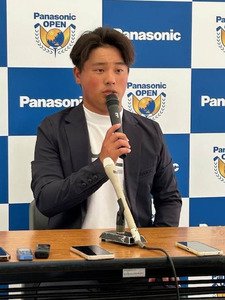 史上最年少15歳139日でプロ宣言した加藤金次郎はプロデビュー前日に記者会見を行う(撮影･横田和幸)