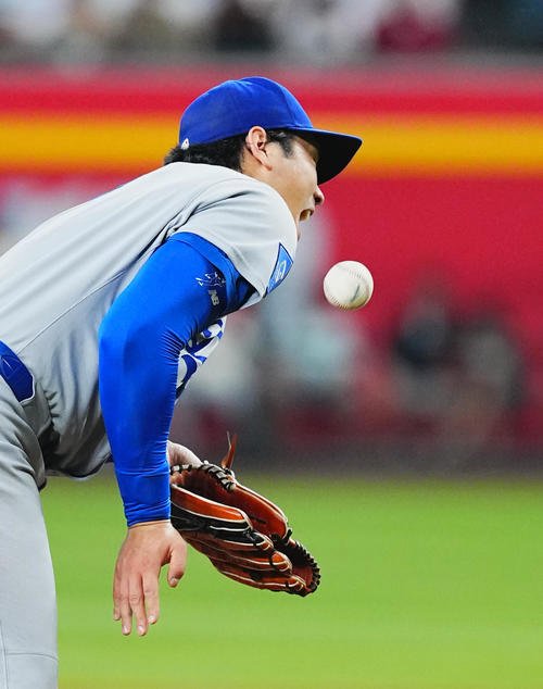 ダイヤモンドバックス対ドジャース　3回表ダイヤモンドバックス無死、トーマスの打球を受ける大谷(撮影･菅敏)