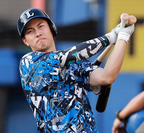 ロッテ対西武　試合前に調整する西武長谷川(撮影･野上伸悟)