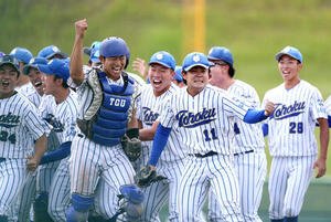 東北福祉大対東北学院大　勝利を喜ぶ東北学院大ナイン(撮影･木村有優)
