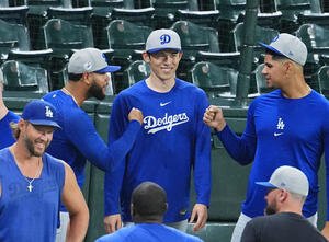 ダイヤモンドバックス対ドジャース　メジャーに合流し、笑顔でナインと話すドジャース佐々木(中央)＝2025年9月23日