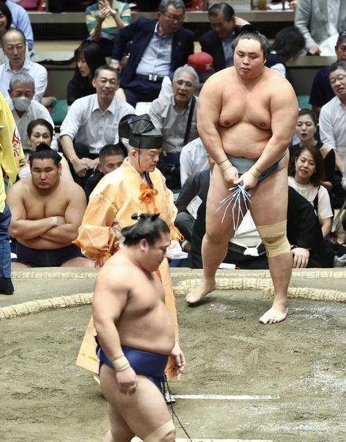 若隆景(手前)を寄り切りで破る琴勝峰(撮影･河田真司)