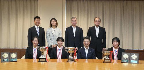 県庁表敬訪問をし記念写真に納まる、前列左から仙台大漕艇部･上舘、関谷、伊藤宮城県副知事、藪本、後列左から岡田コーチ、久保監督、高橋学長、鈴木法人事務局長＝2025年9月24日