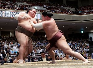 錦富士(右)は押し出しで荒篤山を破る=小林正明撮影